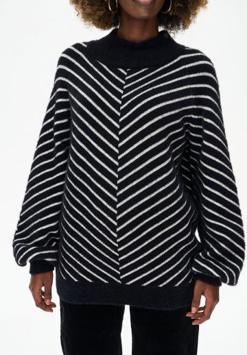 Пуловер в полоску
