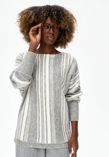 Пуловер в полоску