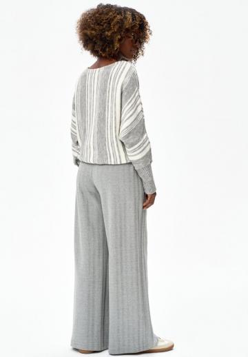 Пуловер в полоску