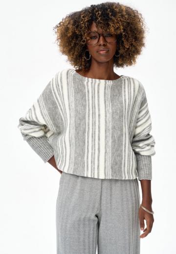 Пуловер в полоску