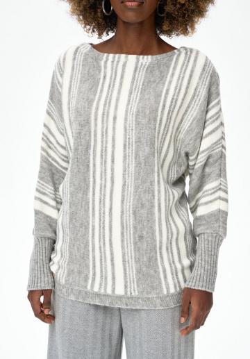 Пуловер в полоску