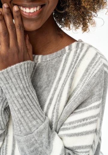 Пуловер в полоску