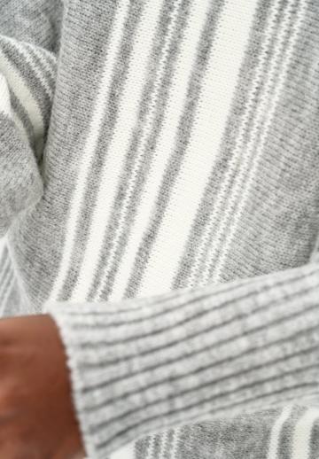 Пуловер в полоску