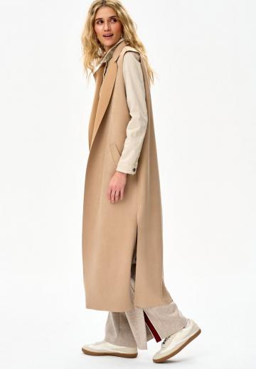 Длинный жилет