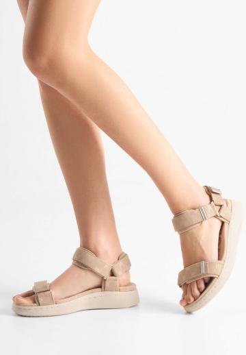 Босоножки на танкетке