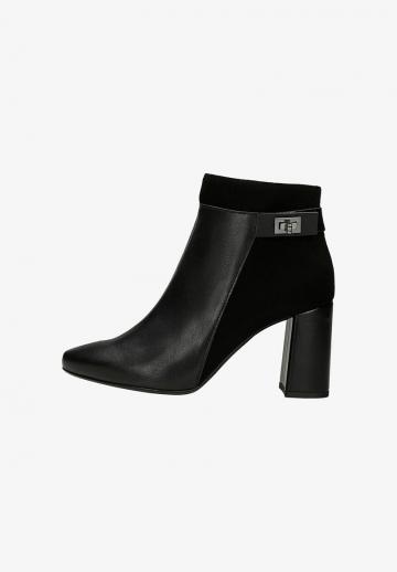 Высокие сапоги