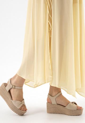 Босоножки на танкетке