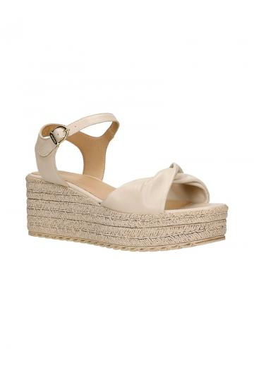 Босоножки на танкетке