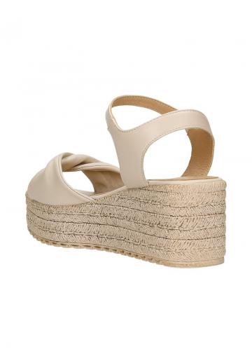 Босоножки на танкетке