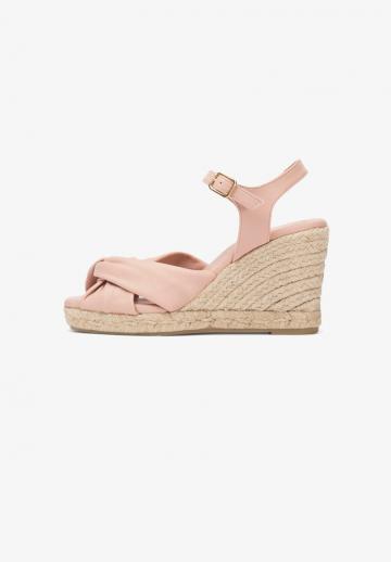 Босоножки на танкетке