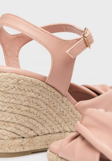 Босоножки на танкетке