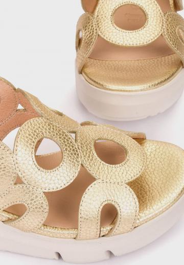 Босоножки на танкетке