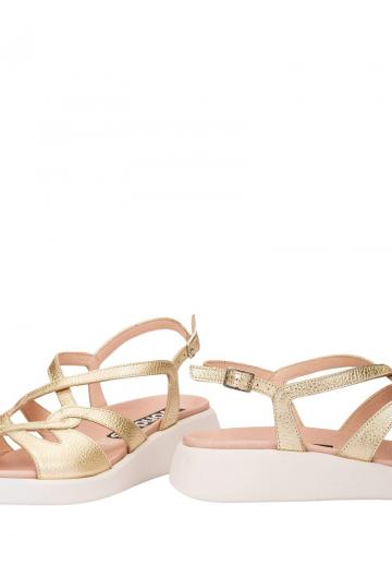 Босоножки на танкетке