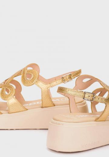 Босоножки на танкетке