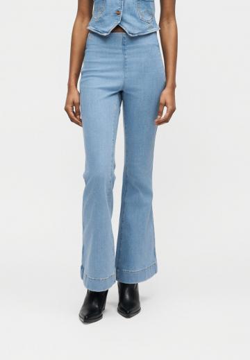 Клешеные джинсы