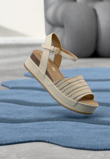 Босоножки на танкетке