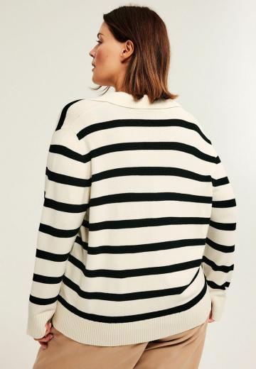 Пуловер в полоску