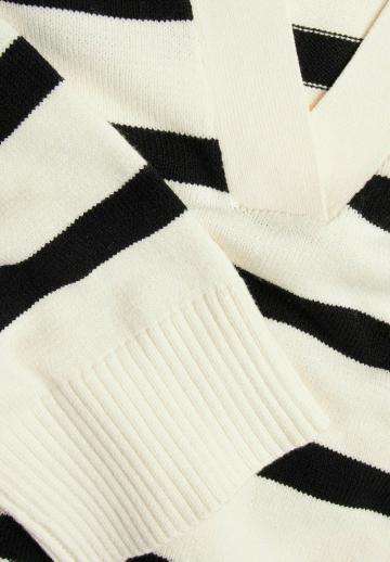 Пуловер в полоску