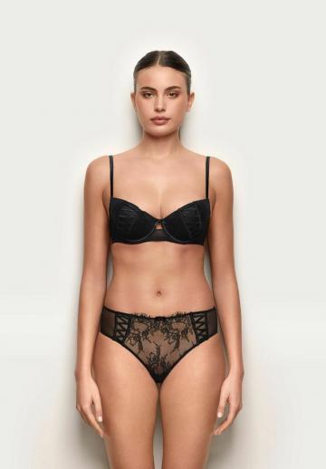 Трусы на бедрах