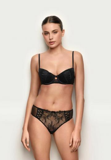 Трусы на бедрах