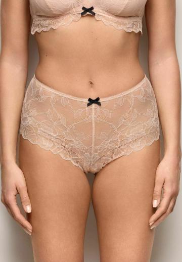 Трусы на бедрах