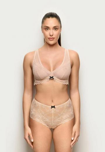 Трусы на бедрах