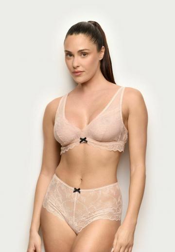 Трусы на бедрах