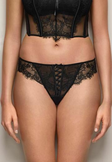 Трусы на бедрах