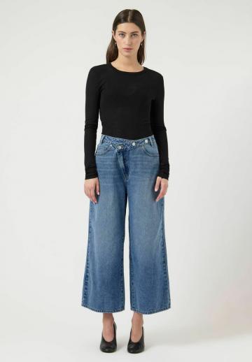 Короткие джинсы