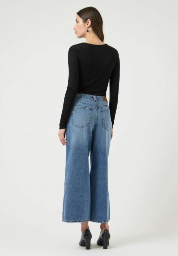 Короткие джинсы