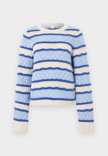 Пуловер в полоску