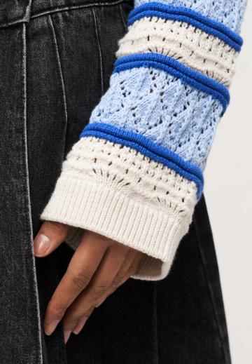 Пуловер в полоску