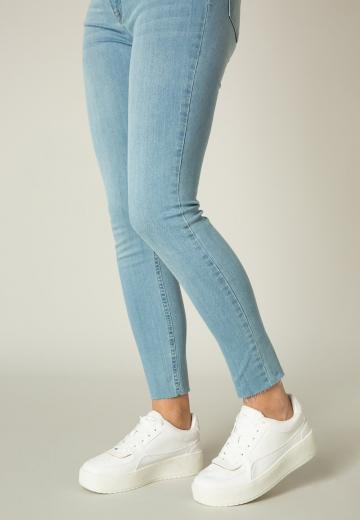 Узкие джинсы