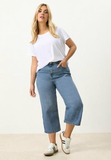 Короткие джинсы