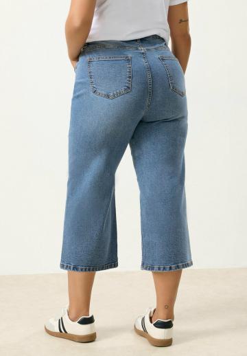 Короткие джинсы