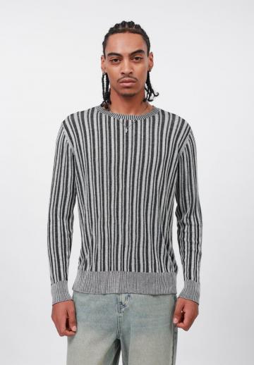 Пуловер в полоску