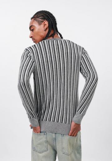 Пуловер в полоску