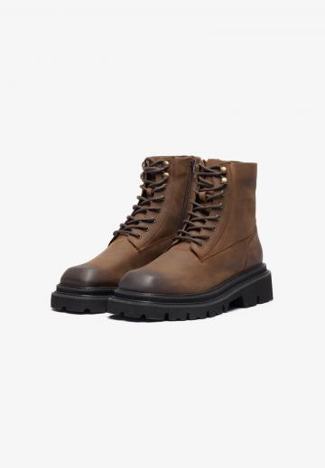 Ботинки на шнуровке