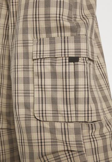 Брюки с накладными карманами