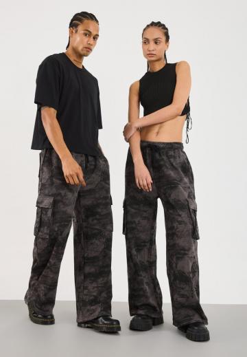 Брюки с накладными карманами