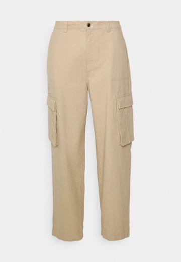 Брюки с накладными карманами