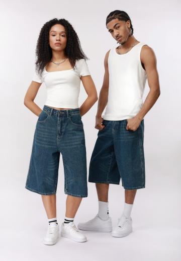 Короткие джинсы