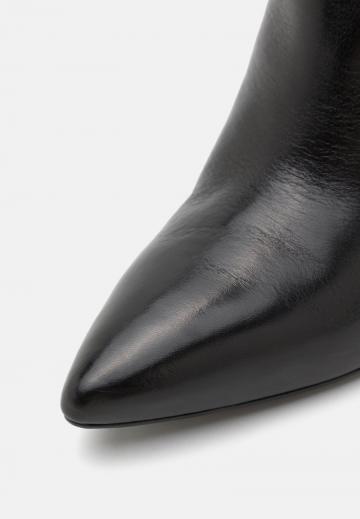 Высокие сапоги