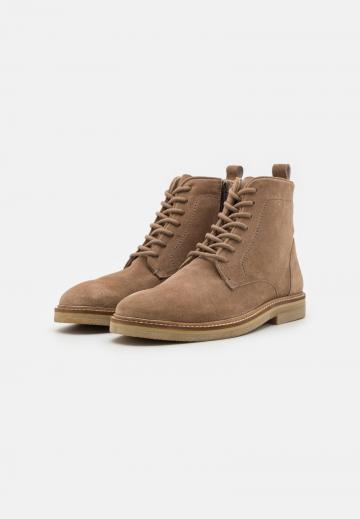 Ботинки на шнуровке