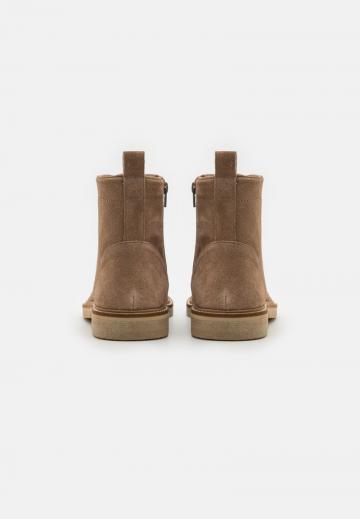 Ботинки на шнуровке