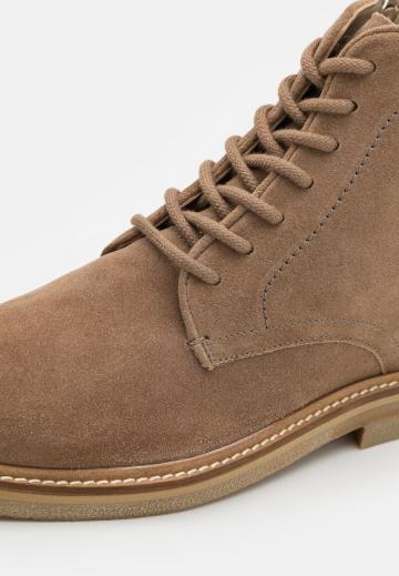 Ботинки на шнуровке