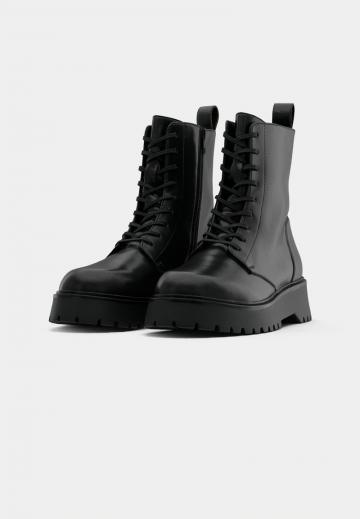 Ботинки на шнуровке