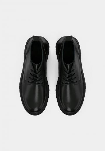 Ботинки на шнуровке