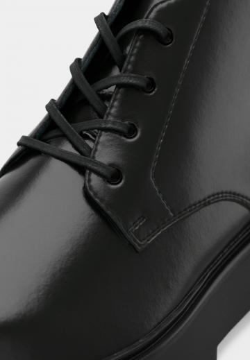 Ботинки на шнуровке