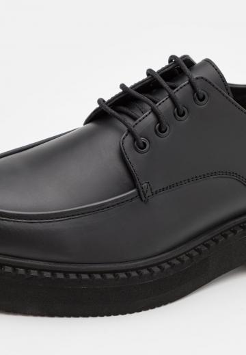 Ботинки на шнуровке